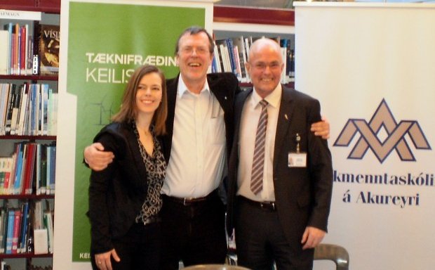 Að lokinni undirritun samstarfssamningsins.