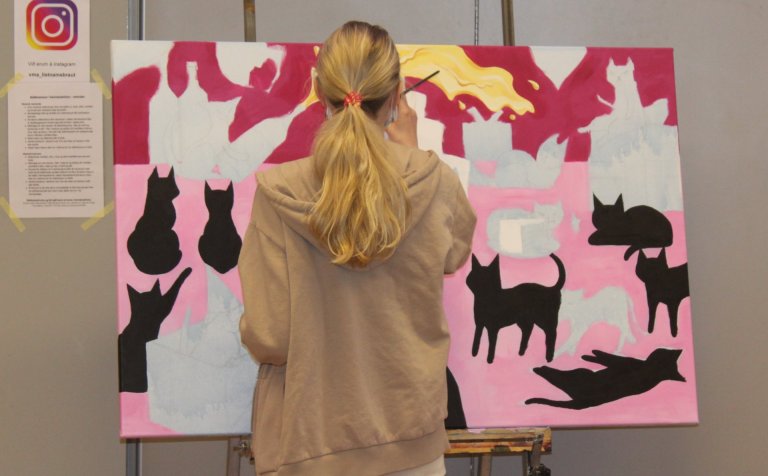 Í þessu akrílverki eru kisur í lykilhlutverki.