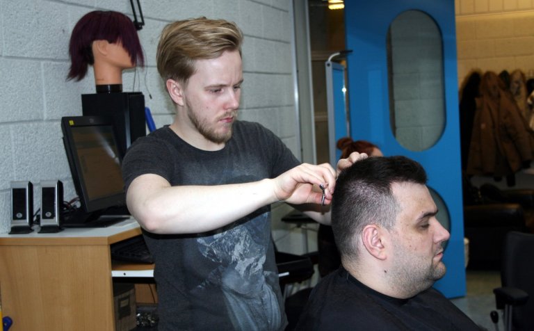 Pálmar með skærin á lofti í kennslustund í VMA.