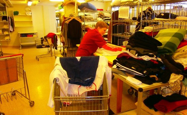 Kristín Rósa Jóhannsdóttir í þvottahúsi Hlíðar.