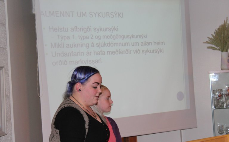 Sjúkraliðanemar kynntu áhugaverð verkefni sín.
