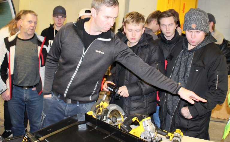 Nemendur kynna sér nýjustu straumana í verkfærum.