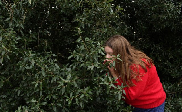 Agnes Ársæls andar að sér ilmi trjálaufanna.