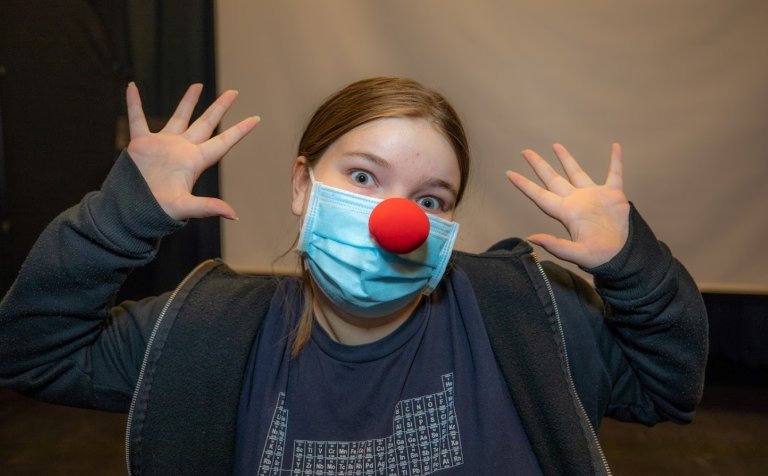 Með grímu og trúðsnef á leiklistarnámskeiði.