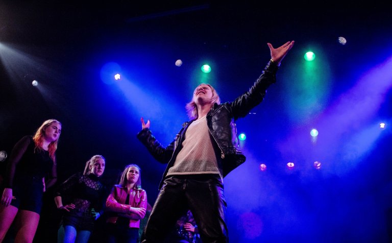 Það má lofa ósviknu fjöri á fjölum Samkomuhússins.