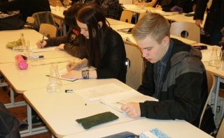 Nemendur í NÁT103 gera tilraun með osmósu.