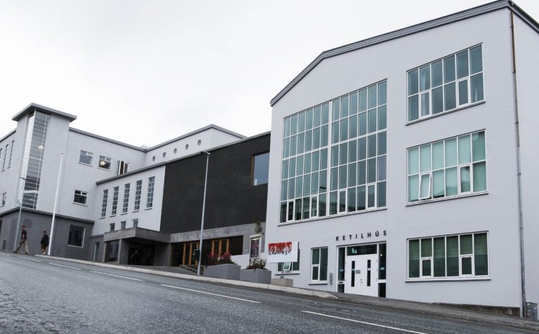 Fyrirlestrinum í Ketilhúsinu hefur verið frestað.