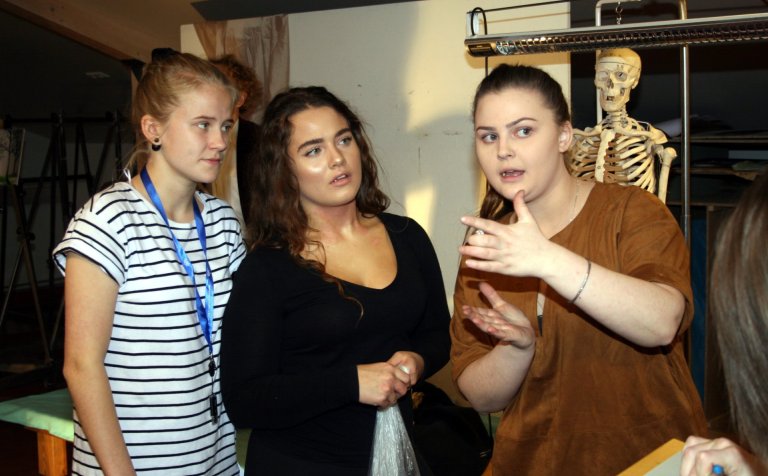 Áhugasamir nemendur kynna sér listnámsbraut.