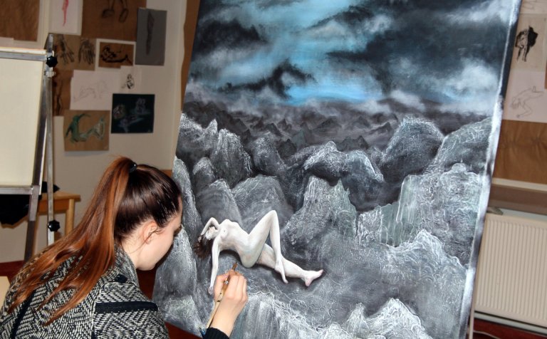 Síðustu penslaförin fyrir opið hús í gærkvöld.