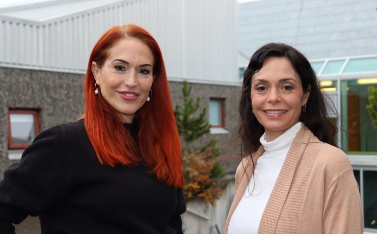 Marta Guillén (til vinstri) og Esther López, kennarar við El Palo framhaldsskólann í Malaga á Spáni.