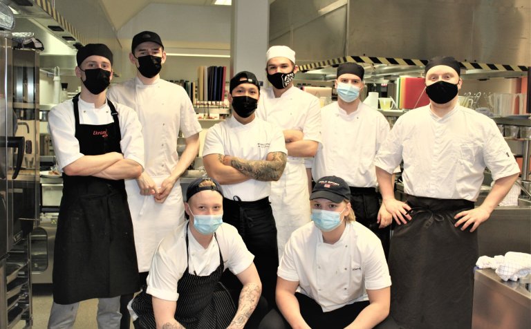 Átta matreiðslunemar elduðu þriggja rétta máltíð.