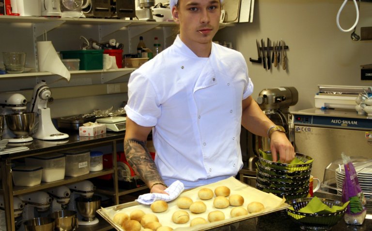 Brauðið fullbakað og tilbúið á borðið.