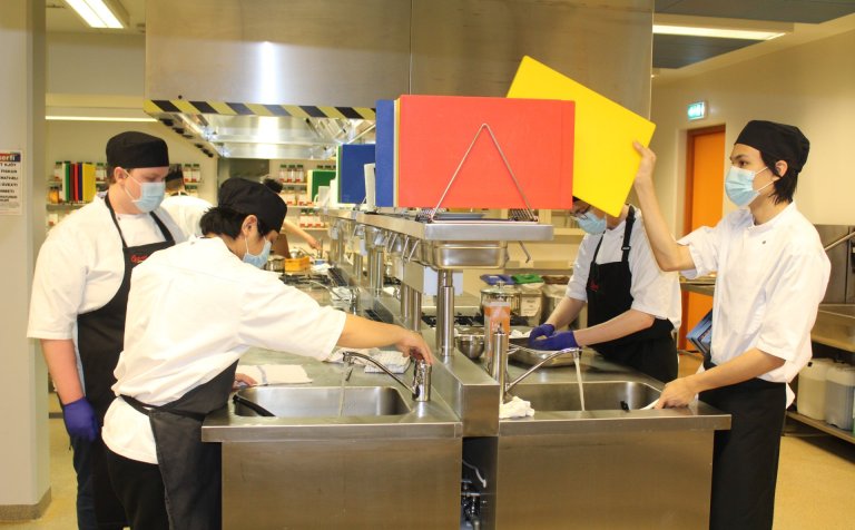 Nemendur á matvælabraut á fyrsta degi vorannar.