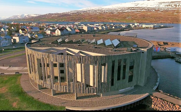 Brautskráningin verður að venju í Hofi.