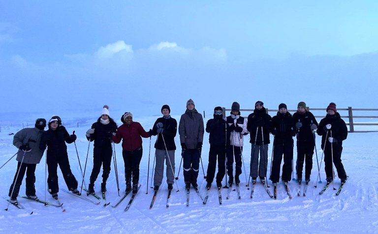 Ólafur H. Björnsson tók þessa mynd af nemendum sínum í útivistaráfanganum á gönguskíðum í Hlíðarfjal…