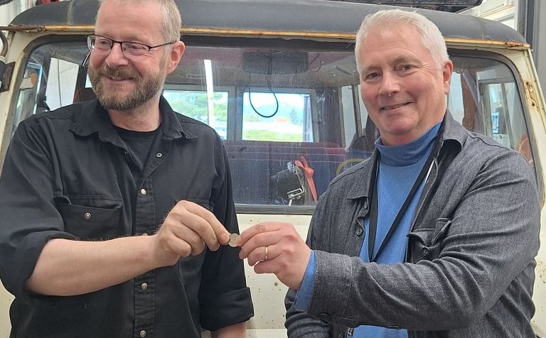 Páll B. Guðmundsson, fyrrverandi eigandi bílsins, og Benedikt Barðason skólameistari með krónuna góð&hellip;