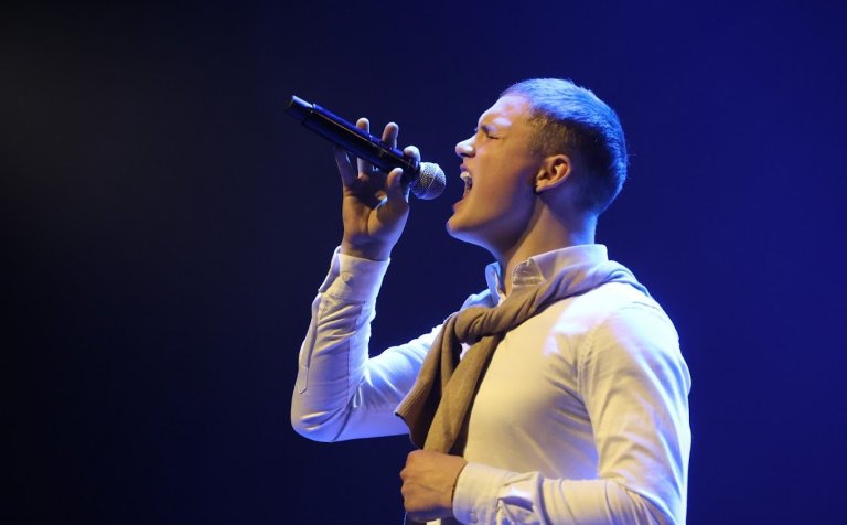 Aron Freyr Ívarsson syngur sigurlagið sitt í Sturtuhausnum. Mynd: Árni Árnason.