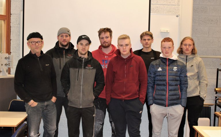 Nemendur í múrsmíði með Bjarna kennara Bjarnasyni.