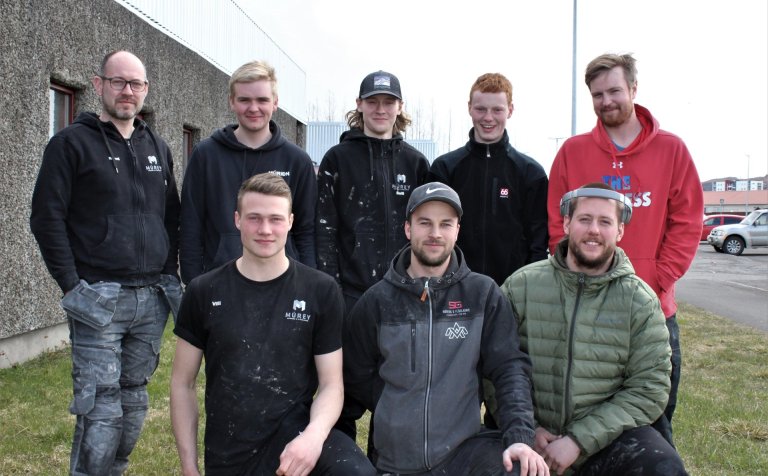 Átta af níu nemendum í múrsmíði.