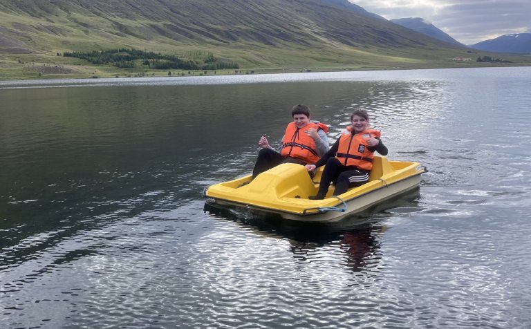Bátasigling í blíðunni á Hólavatni í gær. Mynd: María Sigurðardóttir.