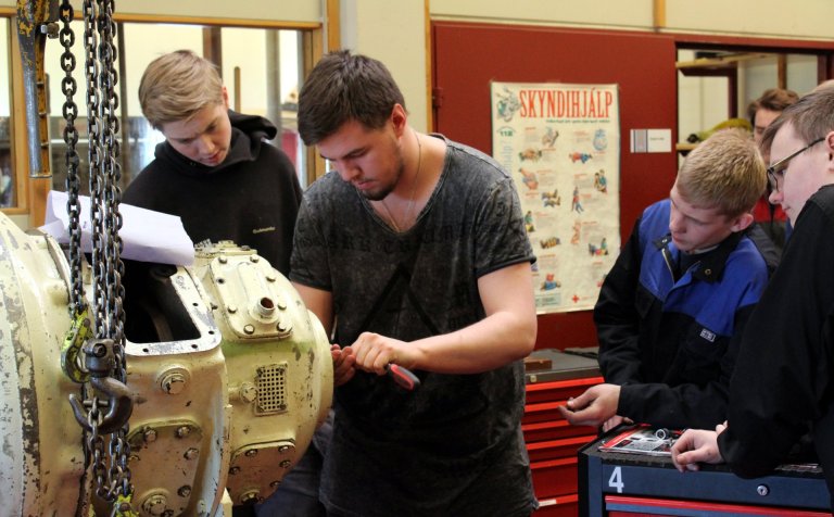 Vélstjórnarnemar læra viðhald véla.