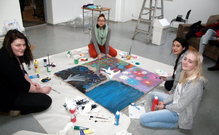 Nemendur undirbúa sýninguna í Rósenborg.