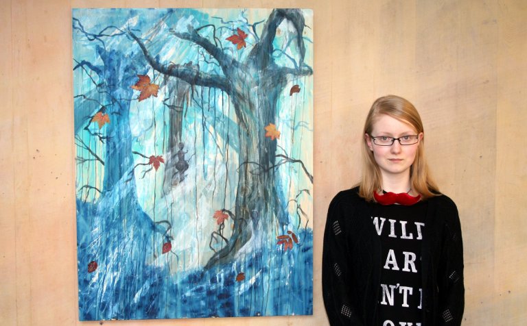 Nína Kristín Ármannsdóttir við málverkið sitt.