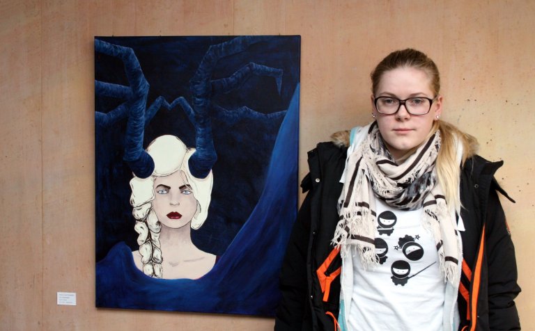 Þórey Lísa Þórisdóttir við málverkið sitt.