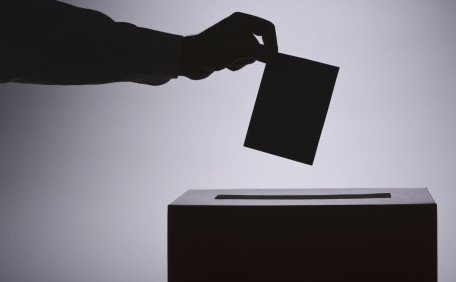 Nemendur í VMA ganga  að kjörborðinu á morgun.