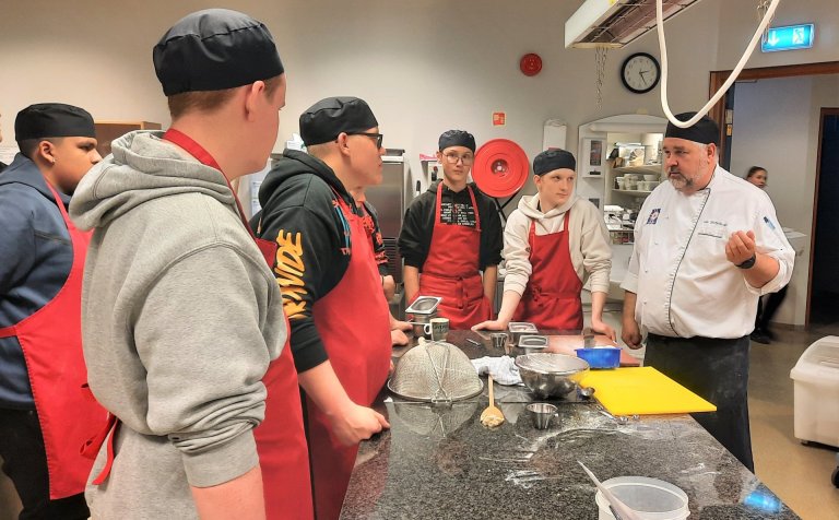 Nemendur í NÁSS í tíma á matvælabraut í vikunni.