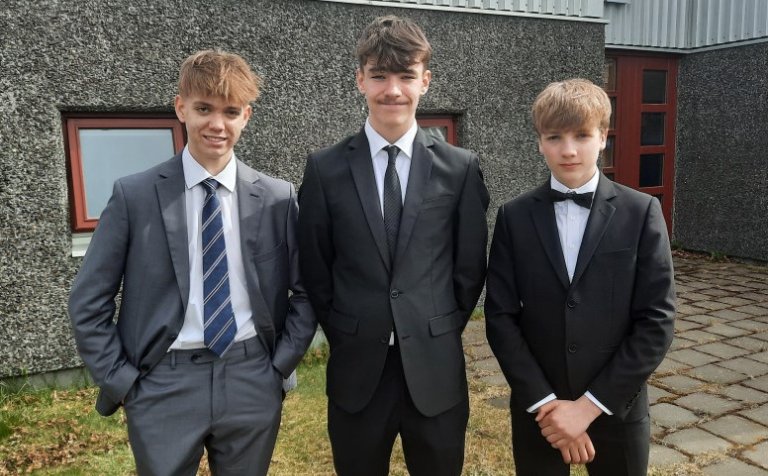 Strákarnir úr Naustaskóla flottir í tauinu!