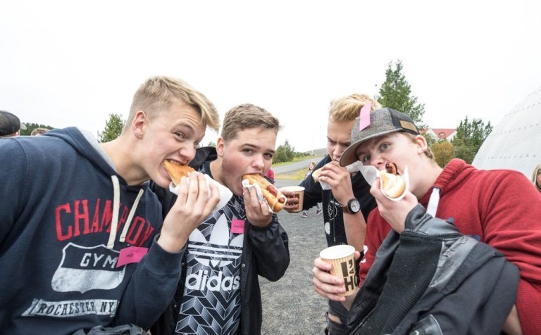 Matmálstími í nýnemaferðinni. Mynd: Hilmar F.