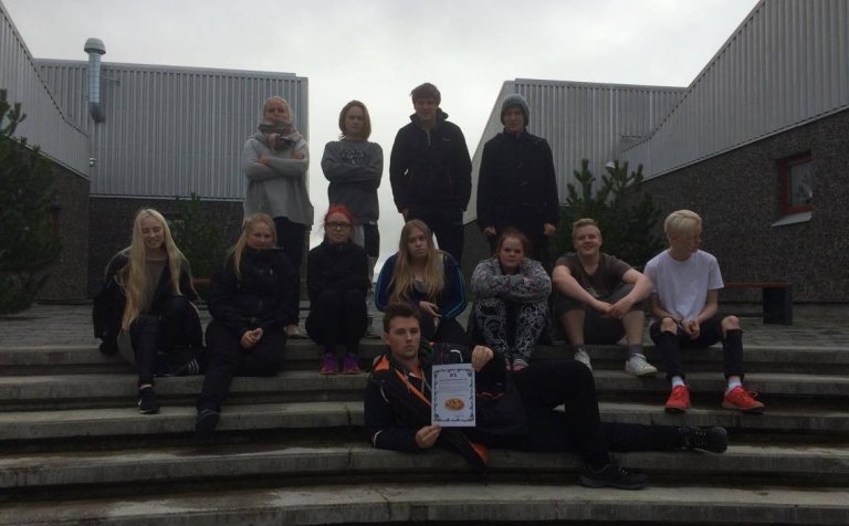 Hinir vösku nemendur í appelsínugula liðinu.