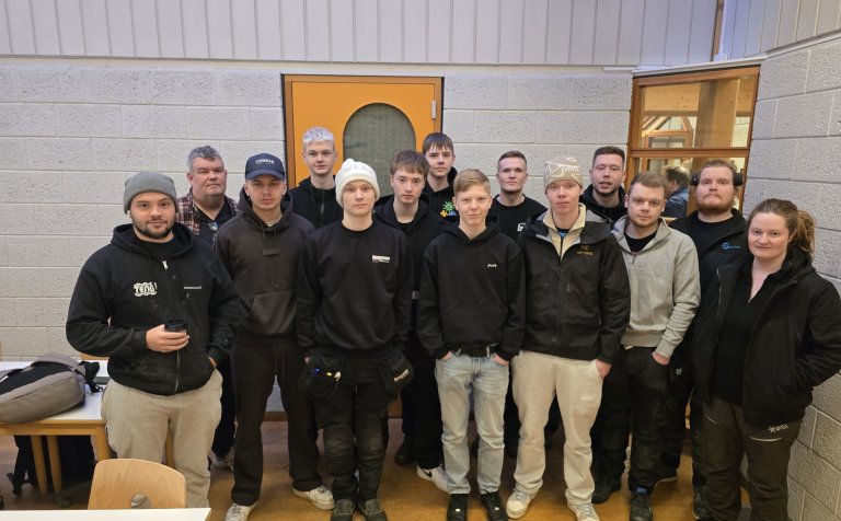 Nemendurnir þrettán með kennaranum sínum, Hinriki Þórðarsyni.