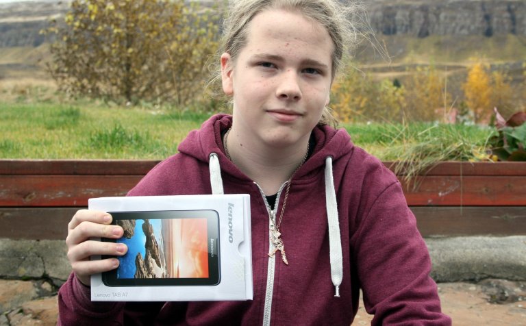 Orri Möller með Lenovo spjaldtölvuna.