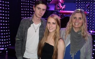 Bjarkey Sif með bróður sínum og móður.