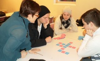 Erna Gunnarsdóttir með nemendum í ensku 303.