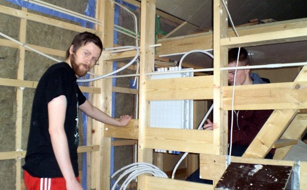 Unnið að því að leggja rafmagn í sumarbústaðinn.