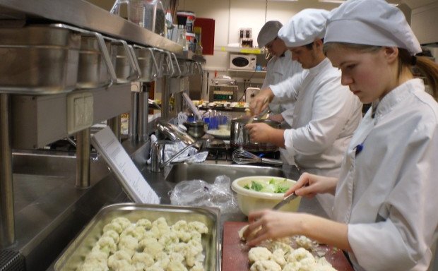 Nemendur í eldhúsinu.