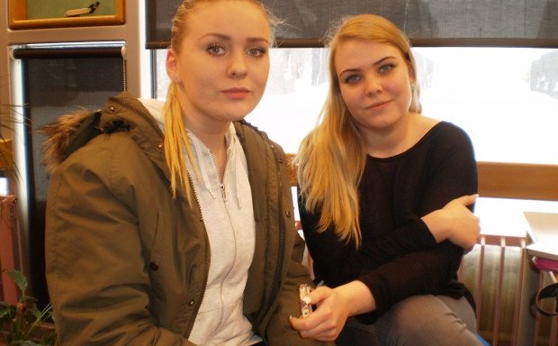 Guðrún Ösp (t.v) og Jódís Anna á bókasafninu.