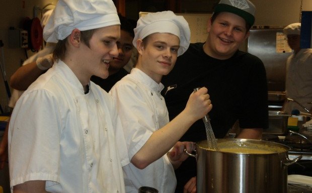 Nemendur matvælabrautar undirbúa veisluna.