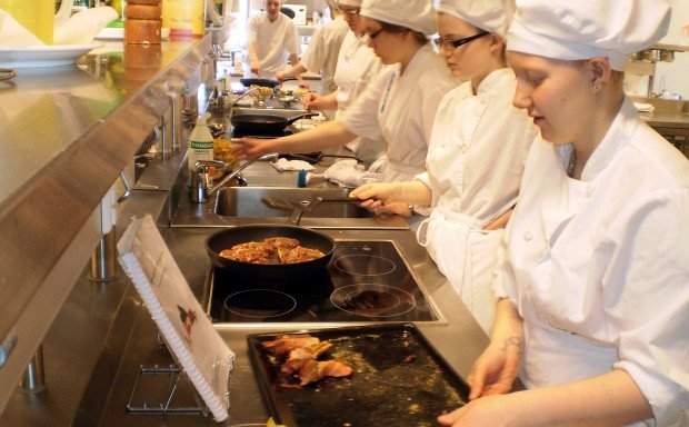 Undirbúningi lokið og lambið á pönnuna!