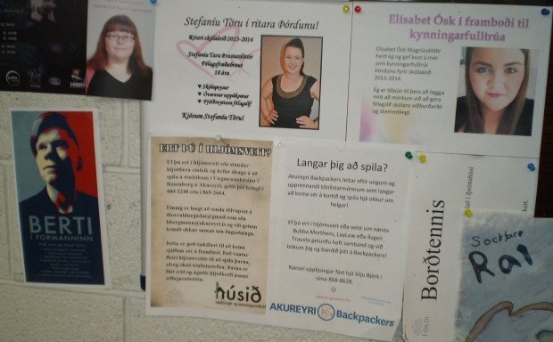 Frambjóðendur kynna sig á auglýsingatöflu skólans.