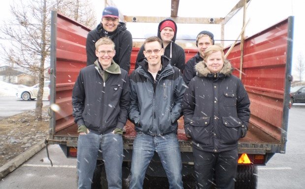 Rafvirkjanemar gerðu vagninn sinn kláran í gær.