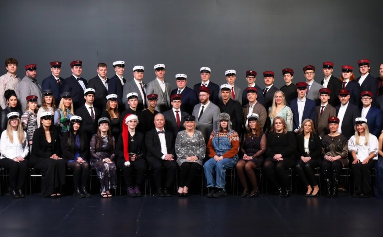 Brautskráningarnemar með skólameistara og aðstoðarskólameistara á sviðinu í Hofi að brautskráningu l…