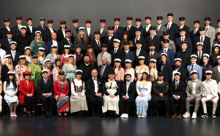 Brautskráningarhópurinn á sviðinu í Hofi í dag. Mynd: Páll A. Pálsson.