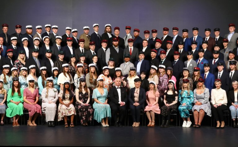 Brautskráningarnemar á sviðinu í Hofi. Mynd: PAP.