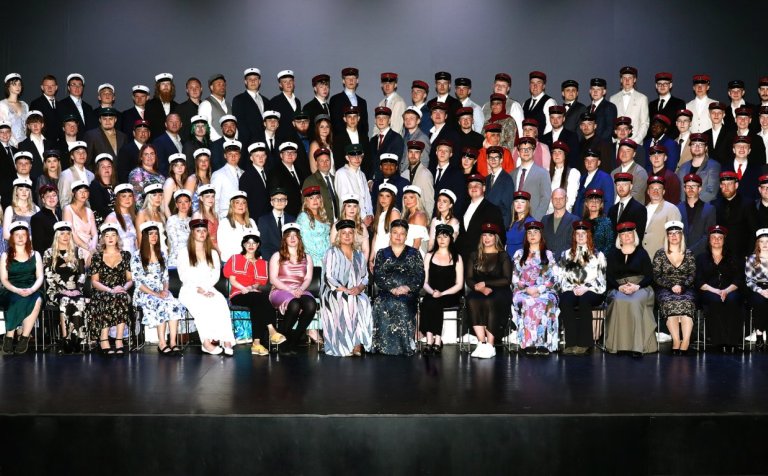 Brautskráningarhópurinn á sviðinu í Menningarhúsinu Hofi á Akureyri að lokinni brautskráningu. Mynd:…