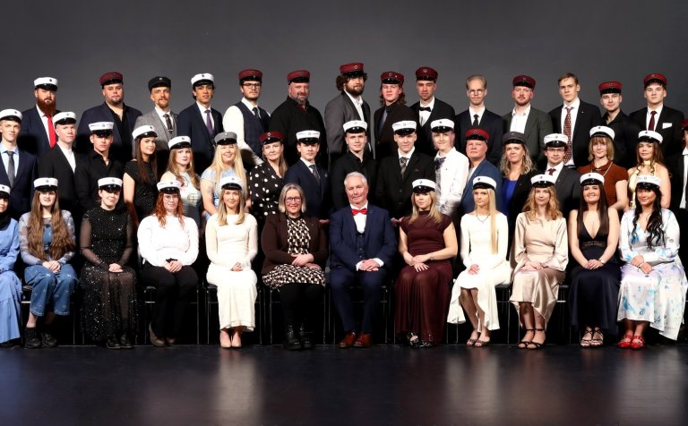 Þeir nemendur sem höfðu tök á að mæta til brautskráningarinnar í Hofi í dag með Benedikt skólameista&hellip;