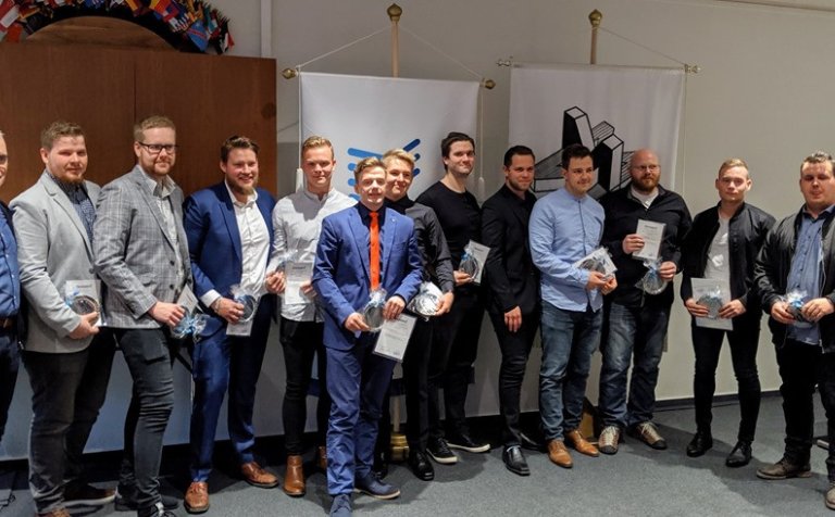 Elías afhenti lærisveinum sínum sveinsbréfin.